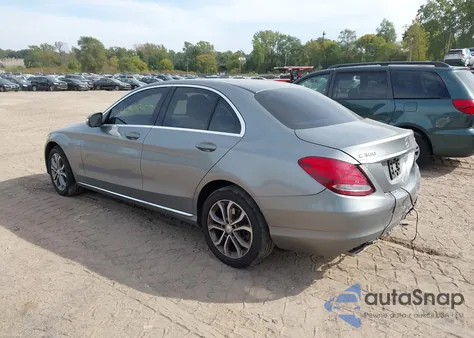 2015 Mercedes-Benz C 300 4Matic из США, поврежденный, VIN 55SWF4KB9FU077537